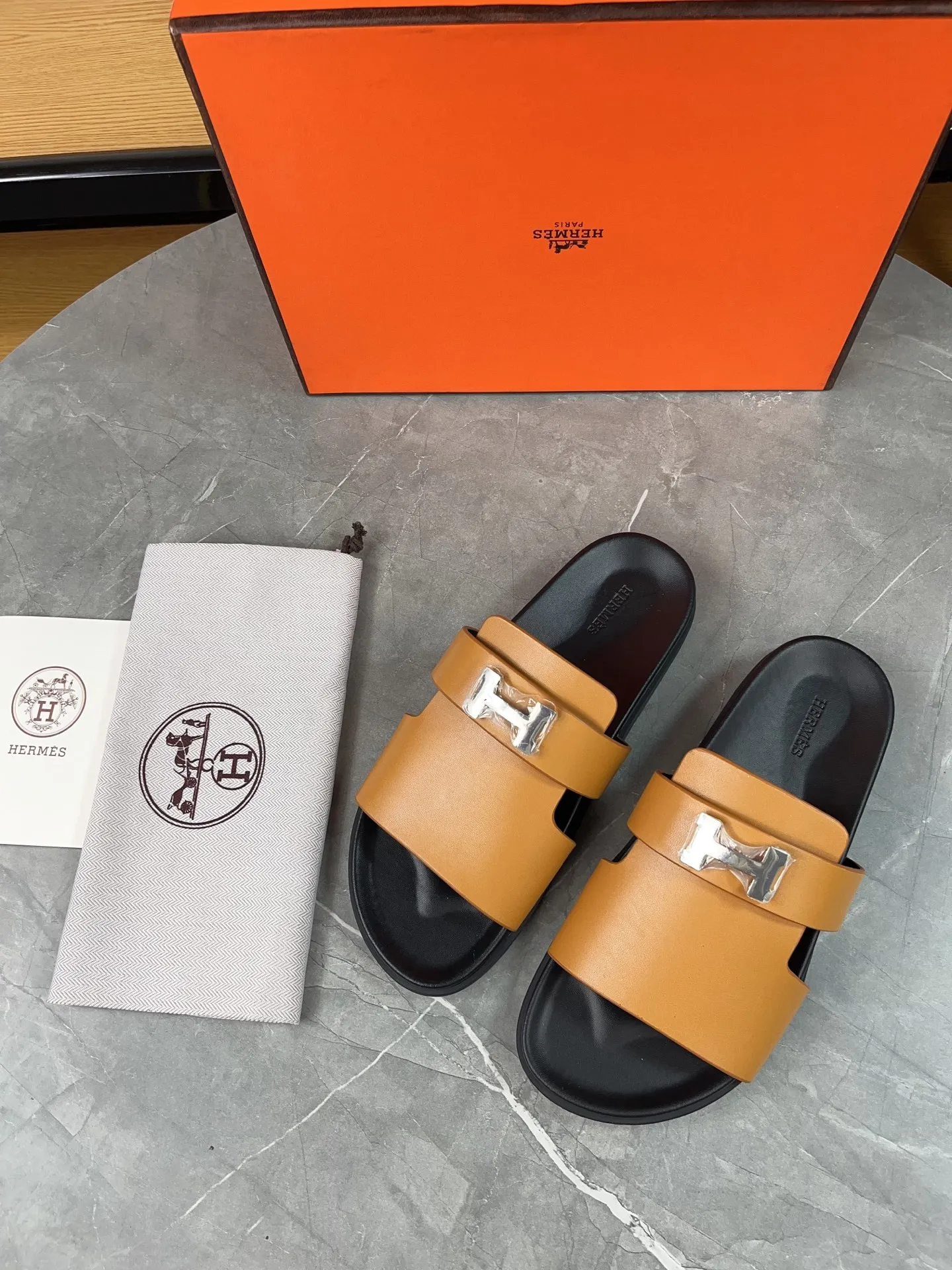 p440🐮🐮H family classic (couples) buckle slippers ✅ Hermes Hermes spring and summer sandals series! Classic style, always popular slippers - sandals, great with any combination! ! ! Upper: imported palmprint PU inner lining: imported mixed sheepskin Outsole: Tpu non-slip and wear-resistant outsole Female size: 35-40 (41 customized) Male size: 39-45 (39.45 customized)